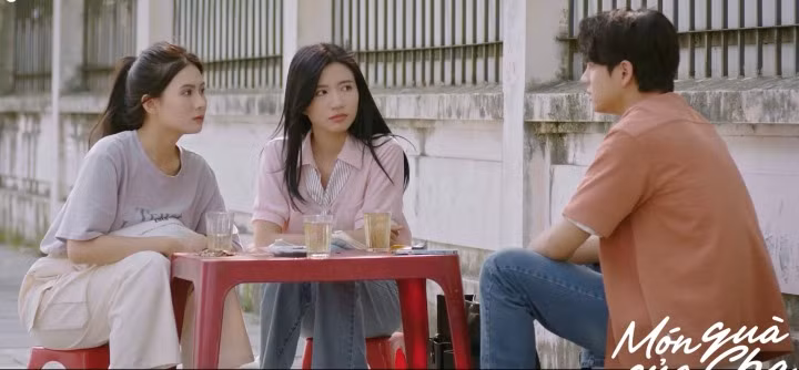 Hai cô gái bị chê là hành xử kém duyên với bạn thân khác giới.