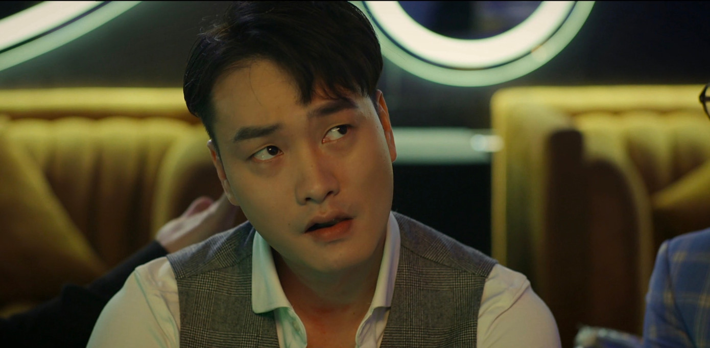 Thành sững sờ nghe một gã đại gia nói về Trâm Anh. Thành sững sờ nghe một gã đại gia nói về Trâm Anh.