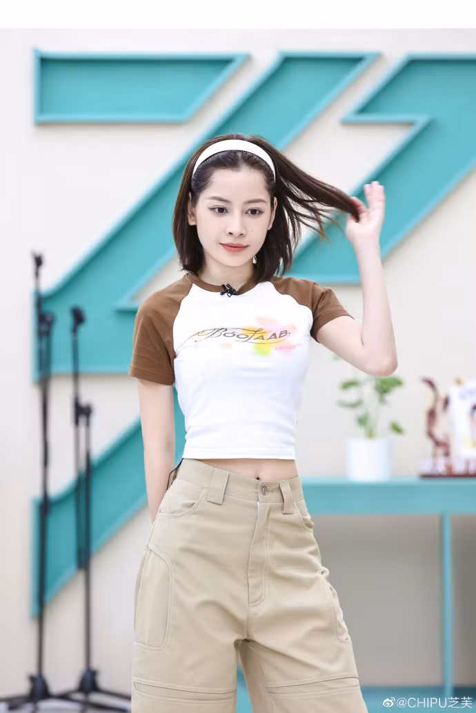 Chi Pu tích cực quảng bá thời trang Việt. Chi Pu tích cực quảng bá thời trang Việt.