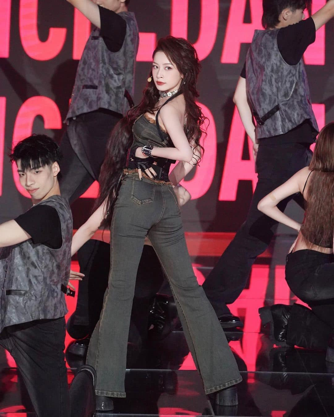 Còn đồ phụ kiện của cô đã được mang sẵn từ Việt Nam qua. Còn đồ phụ kiện của cô đã được mang sẵn từ Việt Nam qua.