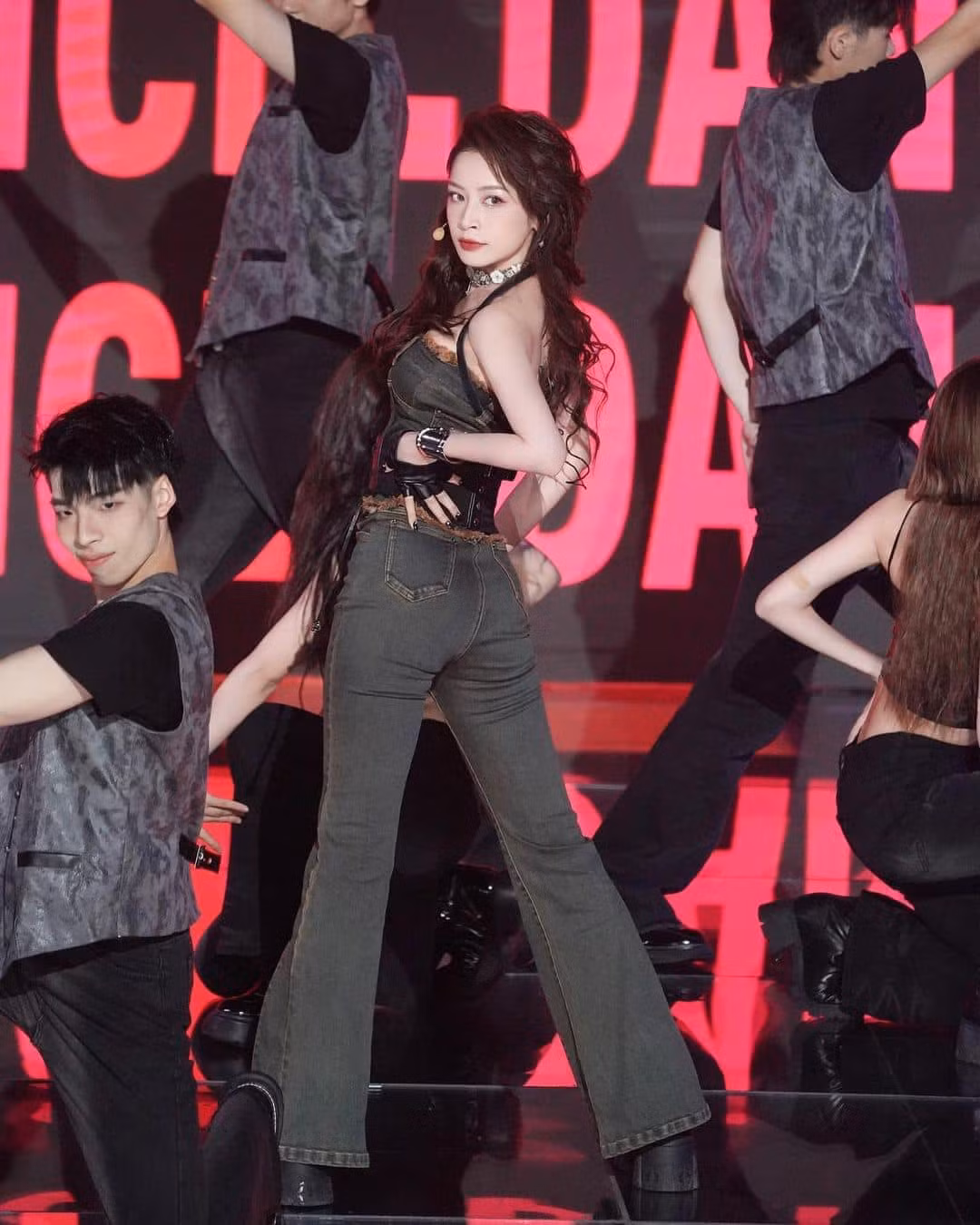 Còn đồ phụ kiện của cô đã được mang sẵn từ Việt Nam qua.