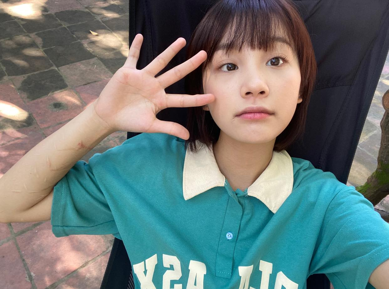 Thu Hà lí lắc trên phim trường.