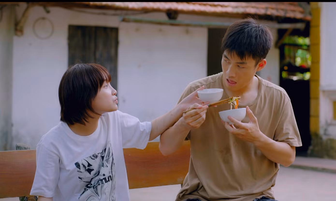 Ninh là bạn thân của nam chính Hiếu. Ninh là bạn thân của nam chính Hiếu.