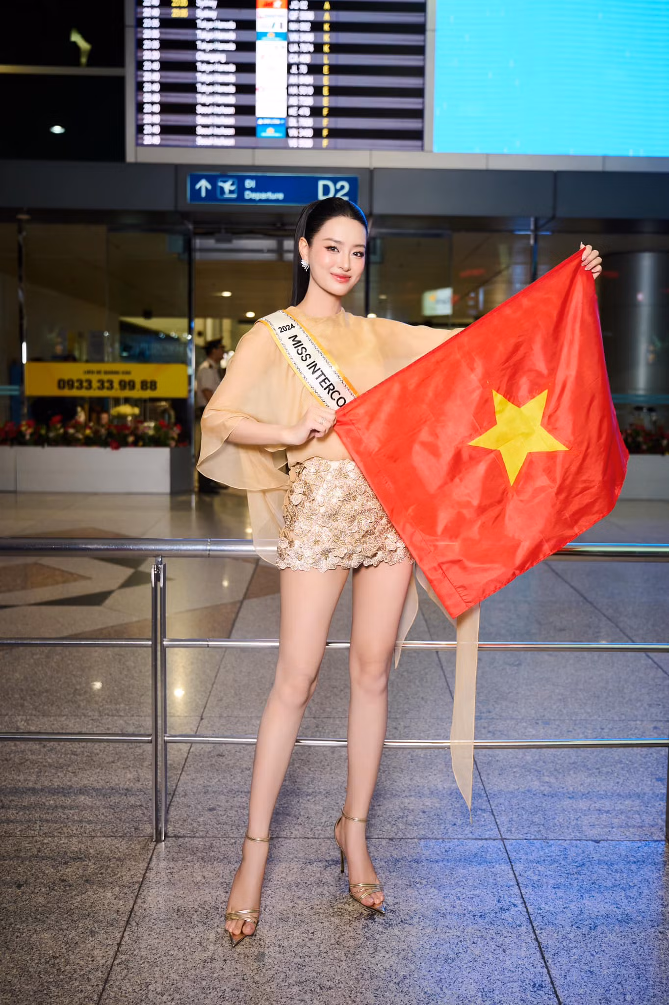 Khi ở sân bay, Bùi Khánh Linh vẫn đeo sash.