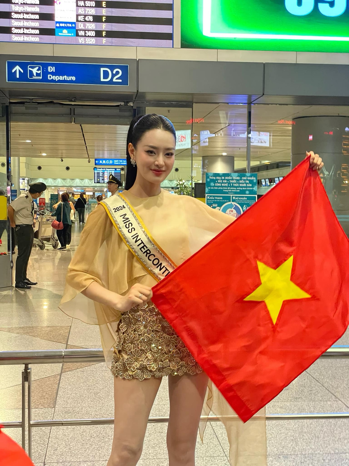 Khi ở sân bay, Bùi Khánh Linh vẫn đeo sash. Khi ở sân bay, Bùi Khánh Linh vẫn đeo sash.