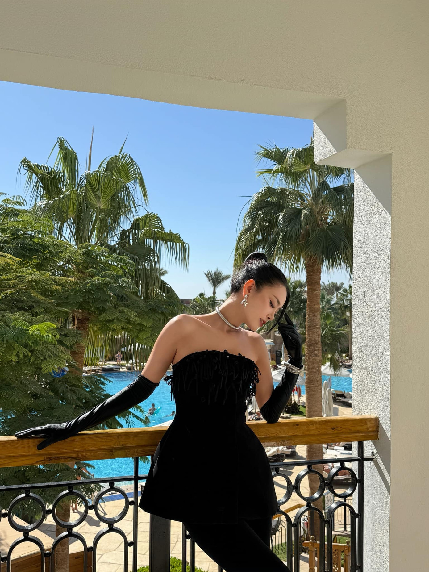 ... nhưng nàng hậu đã quên dải sash ở nhà. ... nhưng nàng hậu đã quên dải sash ở nhà.