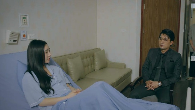 Giám đốc Giang quan tâm đến Nguyệt rất tận tình