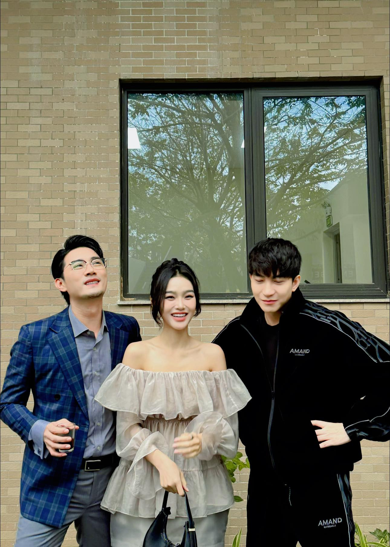 Khôi Trần đăng ảnh chung với Cù Thị Trà, B Trần