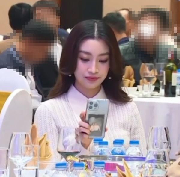 Nàng hậu để lộ hình ảnh ngọt ngào của hai vợ chồng Nàng hậu để lộ hình ảnh ngọt ngào của hai vợ chồng