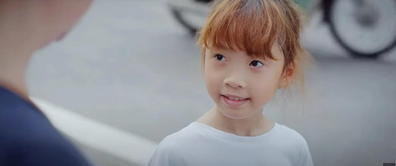 Bà còn nhầm đứa trẻ lạ là con gái mình. Bà còn nhầm đứa trẻ lạ là con gái mình.