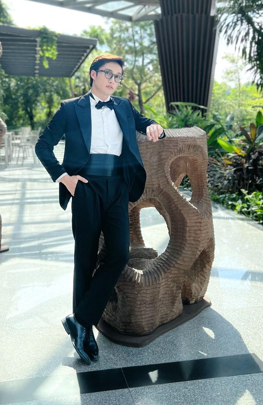 Đình Tú đeo kính đổi màu trong cảnh này Đình Tú đeo kính đổi màu trong cảnh này