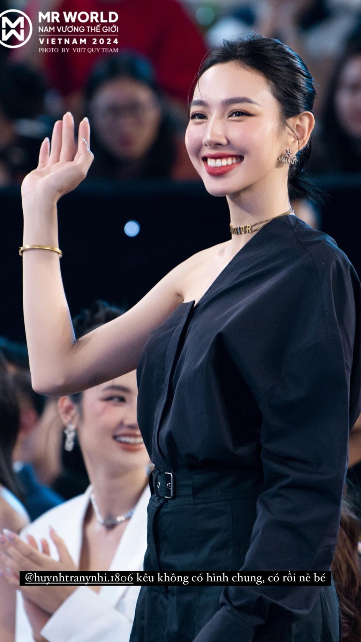 Bức ảnh chụp chung của hai Hoa hậu khiến khán giả thích thú.