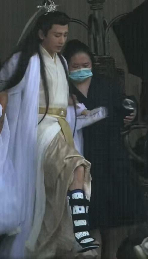 Thành Nghị chẳng may bị chấn thương ở chân Thành Nghị chẳng may bị chấn thương ở chân