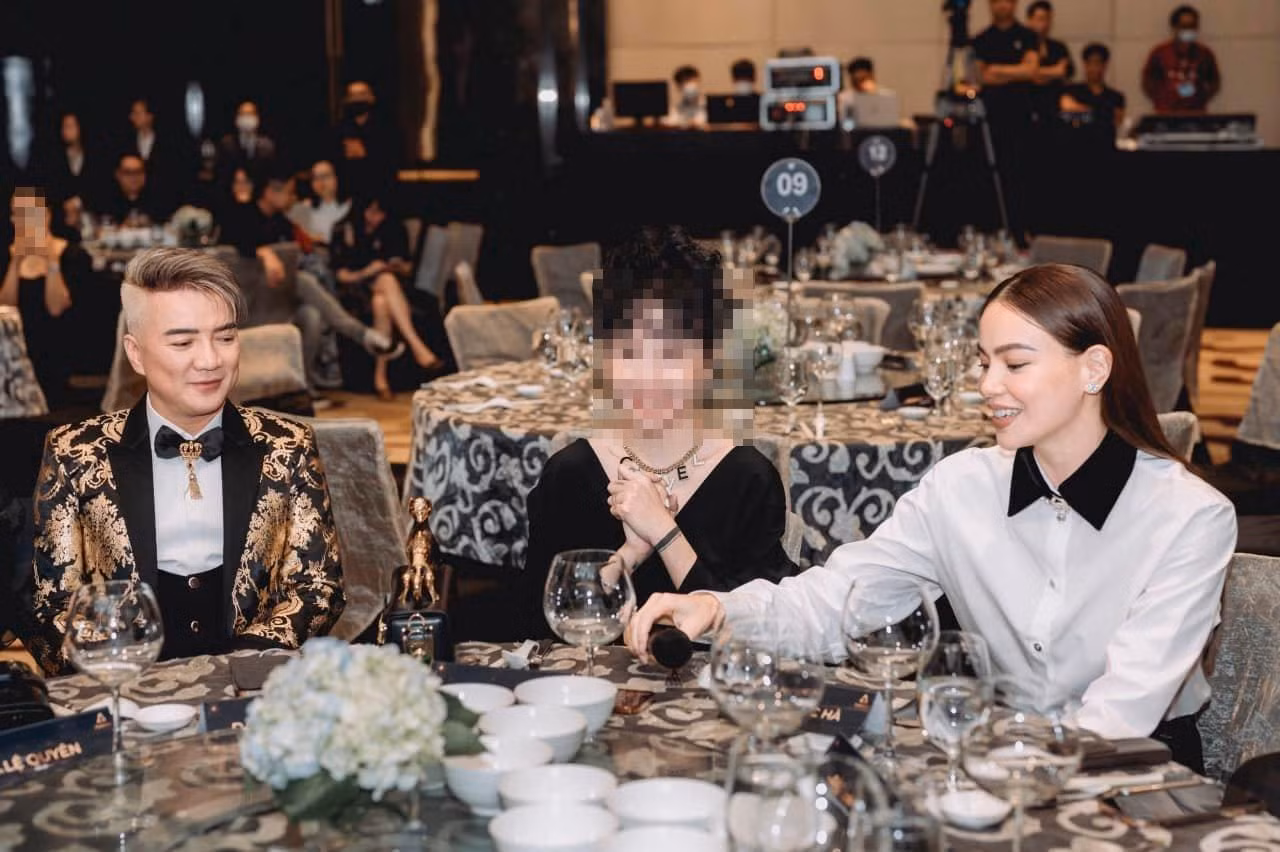 Lệ Quyên chỉ còn xuất hiện ở... bảng tên trên bàn tiệc trong bức ảnh Hồ Hà chia sẻ.