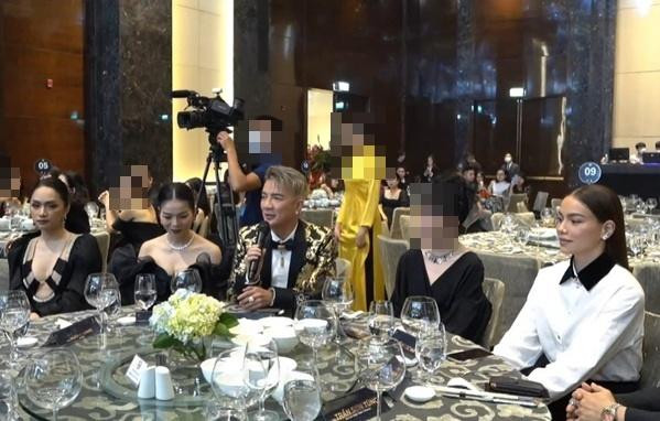 Hai bên hoàn toàn ngó lơ nhau dù ngồi chung bàn tiệc.