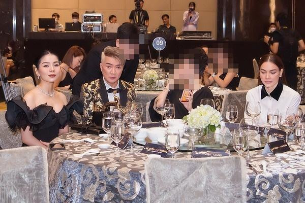 Hai ngôi sao ngồi chung bàn tiệc trong một sự kiện mới đây. Hai ngôi sao ngồi chung bàn tiệc trong một sự kiện mới đây.