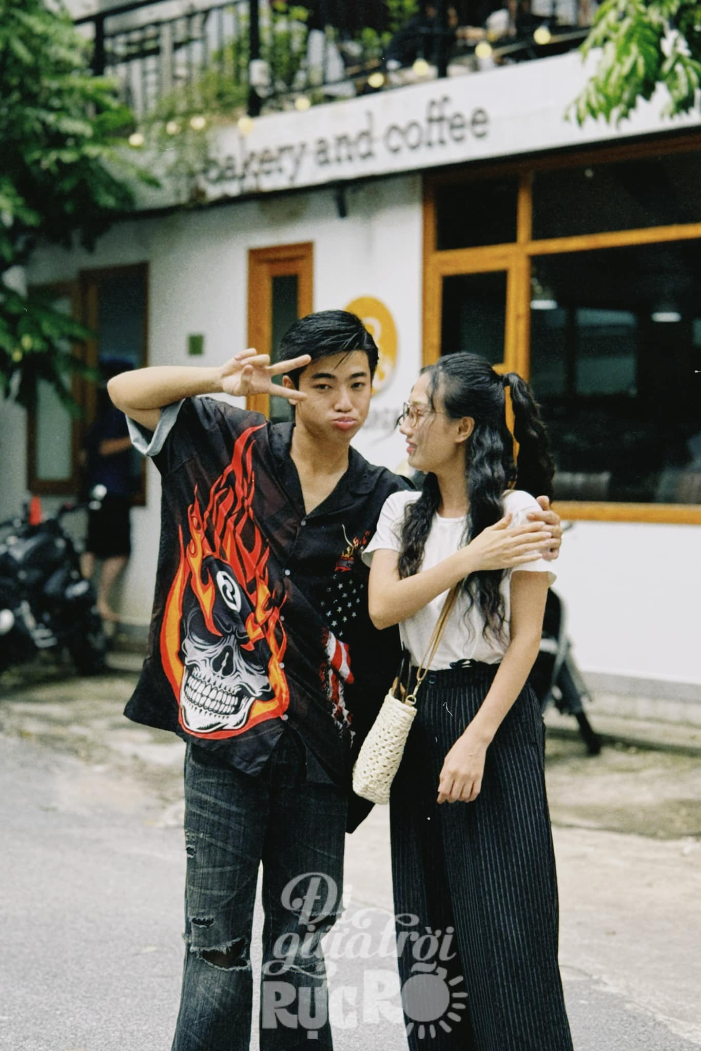 Hai diễn viên thân thiết từ trong phim ra ngoài đời.