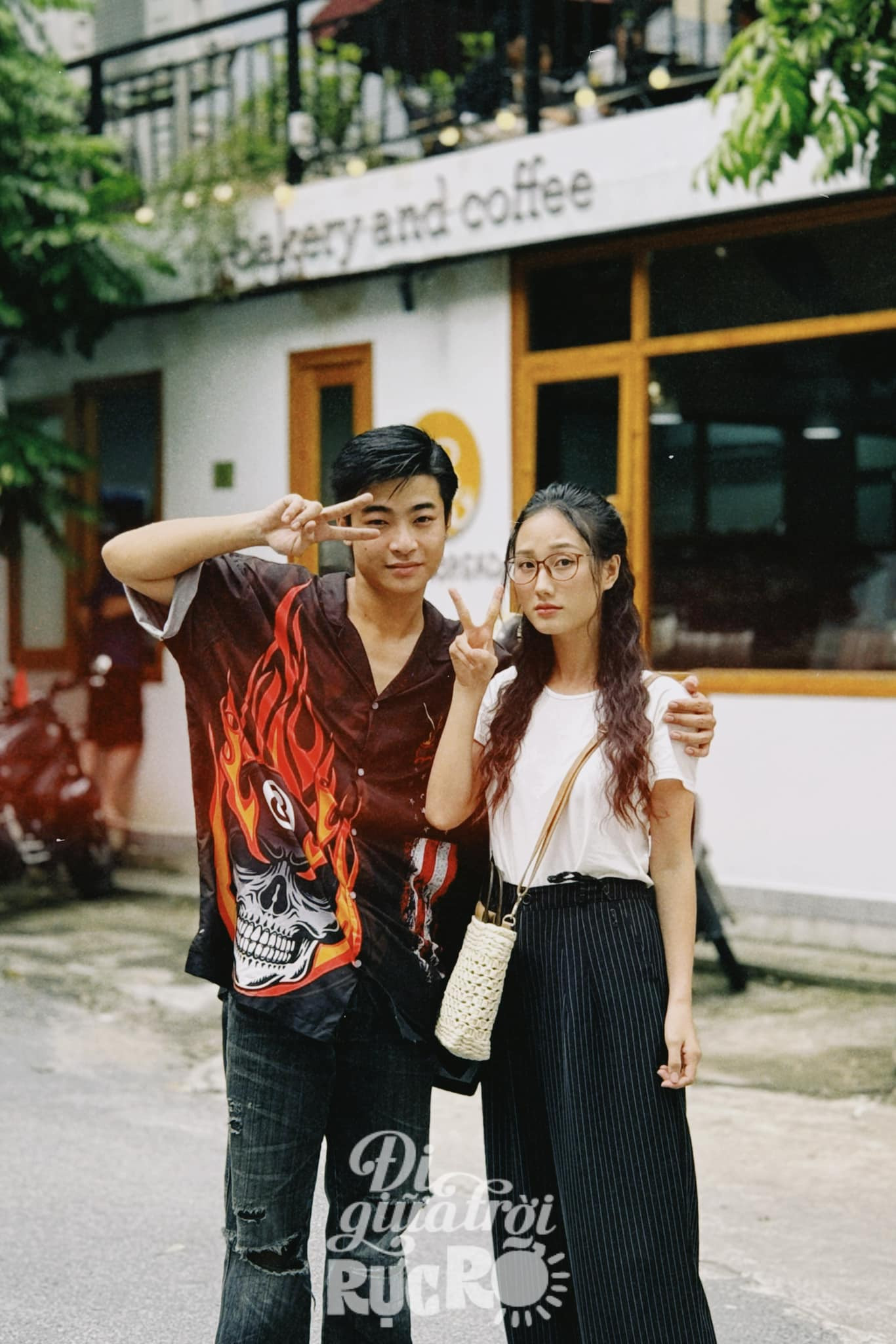 Hai diễn viên thân thiết từ trong phim ra ngoài đời.