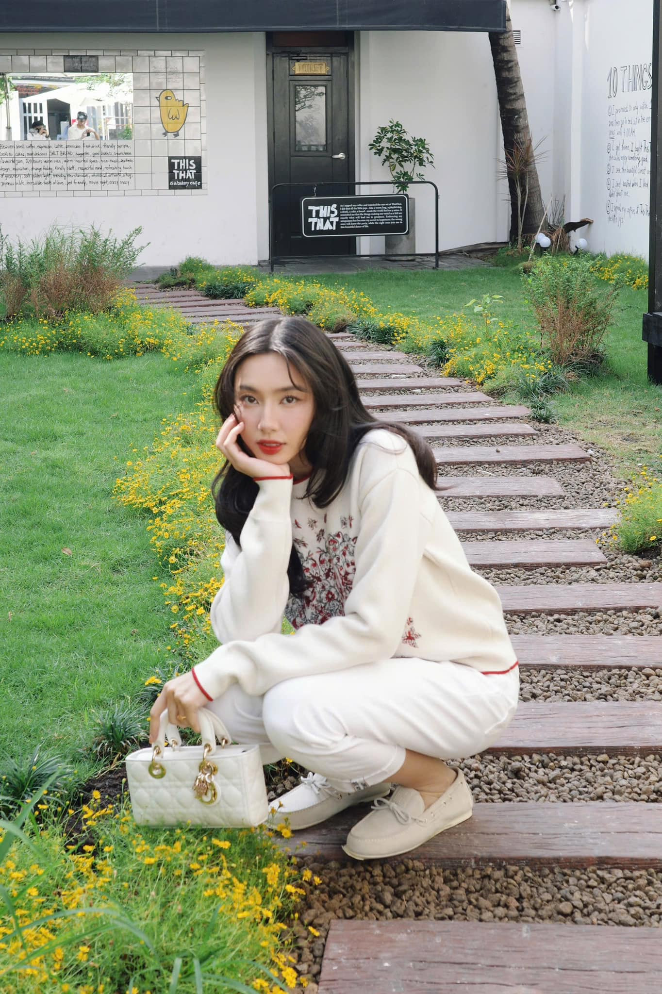 Nàng hậu đang vướng vào ồn ào lớn trong sự nghiệp. Nàng hậu đang vướng vào ồn ào lớn trong sự nghiệp.