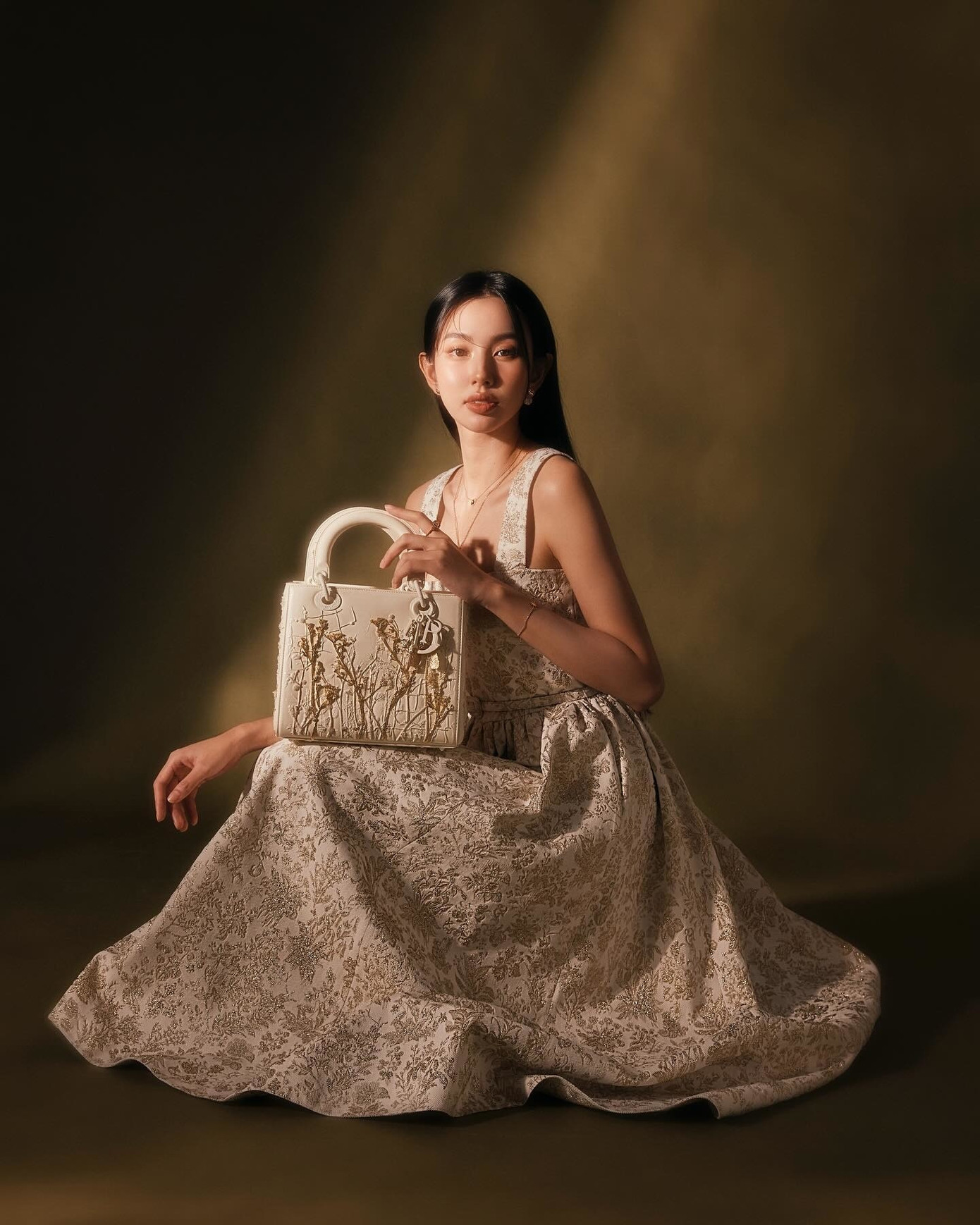 Nàng hậu đang vướng vào ồn ào lớn trong sự nghiệp. Nàng hậu đang vướng vào ồn ào lớn trong sự nghiệp.