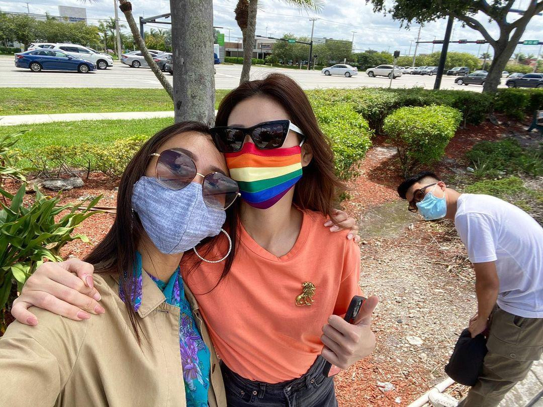 Chàng trai lấp ló trong ảnh chính là quản lý của Hoa hậu Khánh Vân