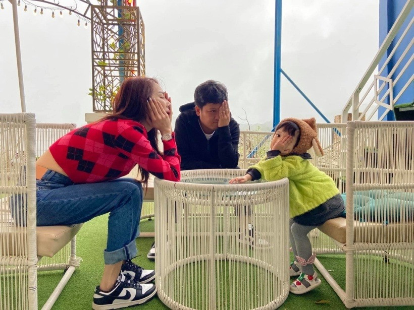 Cô cũng chỉ đăng hình không rõ mặt con gái Destiny.