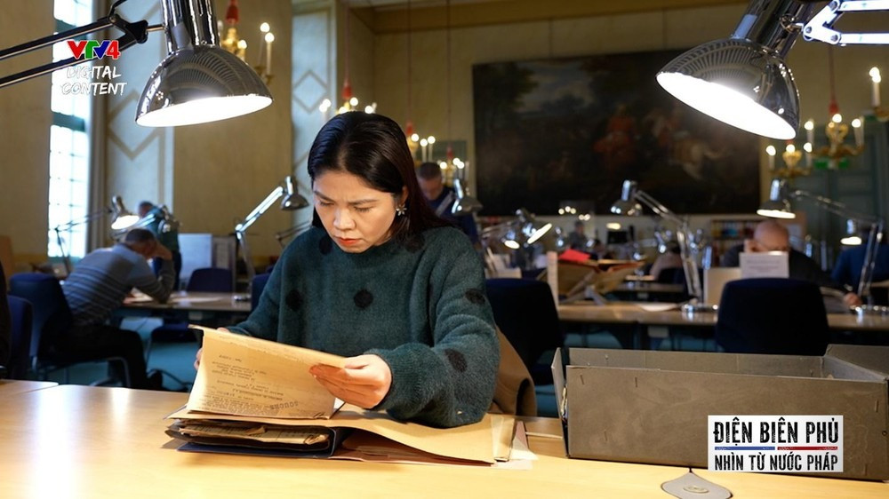 Ê-kíp của VTV nghiên cứu tài liệu mới giải mật ở Pháp.