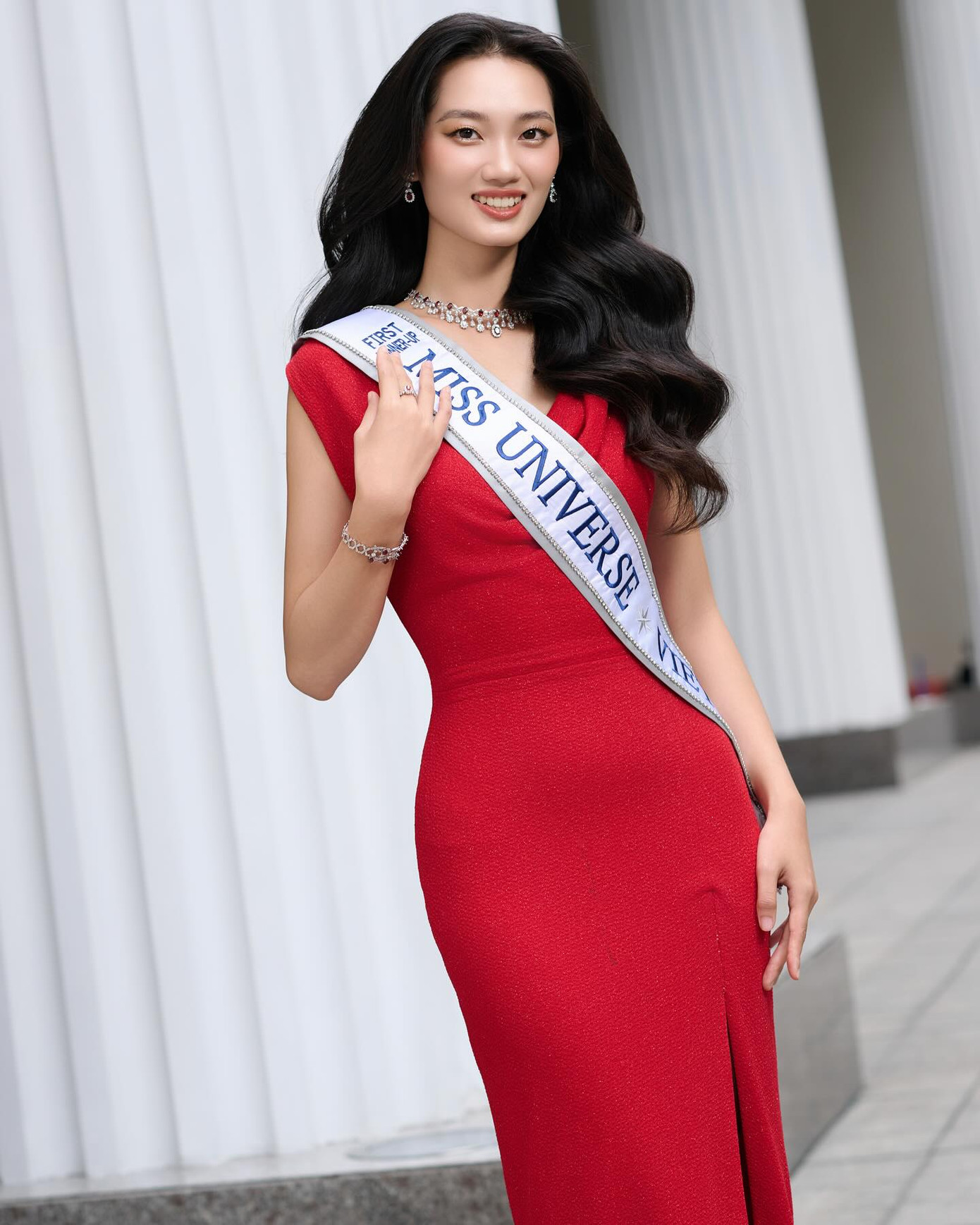 Quỳnh Anh mới là Á hậu nên cần có danh hiệu Hoa hậu để đi thi quốc tế. Quỳnh Anh mới là Á hậu nên cần có danh hiệu Hoa hậu để đi thi quốc tế.