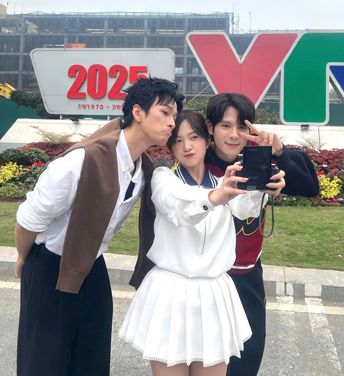 Cô rất thân thiết với hai bạn diễn.