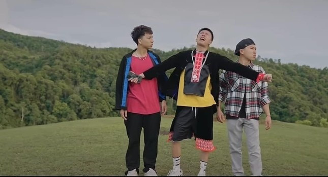 Chiếc yếm đỏ mà Chải đeo cũng gây tranh cãi. Chiếc yếm đỏ mà Chải đeo cũng gây tranh cãi.