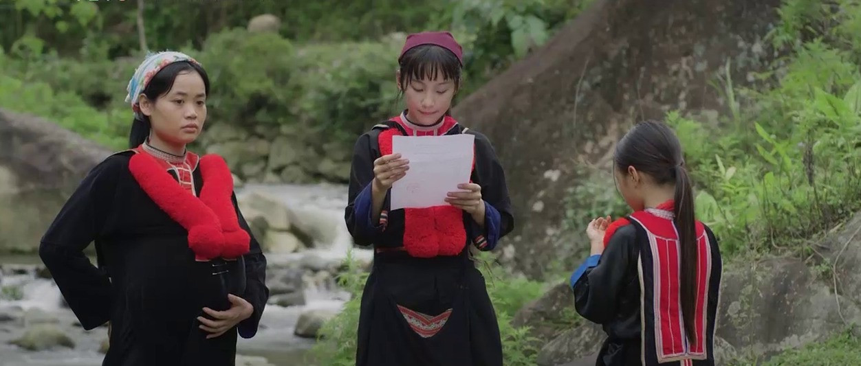 Đoàn làm phim đang vướng tranh cãi về trang phục. Đoàn làm phim đang vướng tranh cãi về trang phục.