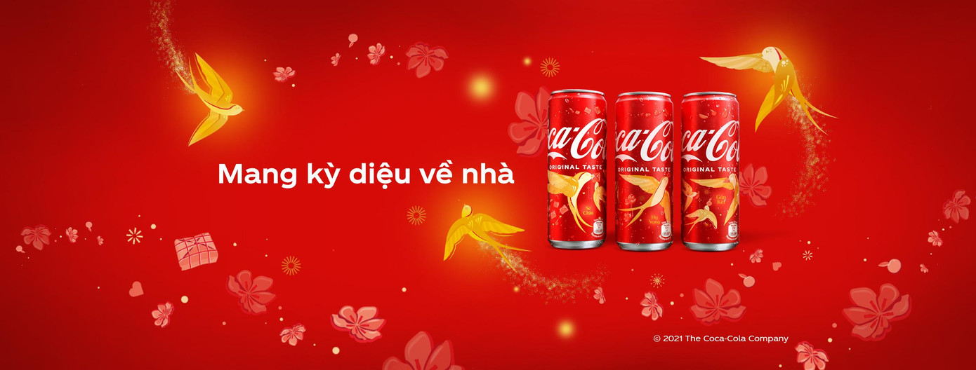 Với biểu tượng cánh én vàng báo hiệu mùa xuân quen thuộc, COCA-COLA® phiên bản lon Tết 2022 gửi gắm thông điệp ý nghĩa: Gắn Kết - Sẻ Chia - Hy Vọng. Với biểu tượng cánh én vàng báo hiệu mùa xuân quen thuộc, COCA-COLA® phiên bản lon Tết 2022 gửi gắm thông điệp ý nghĩa: Gắn Kết - Sẻ Chia - Hy Vọng.