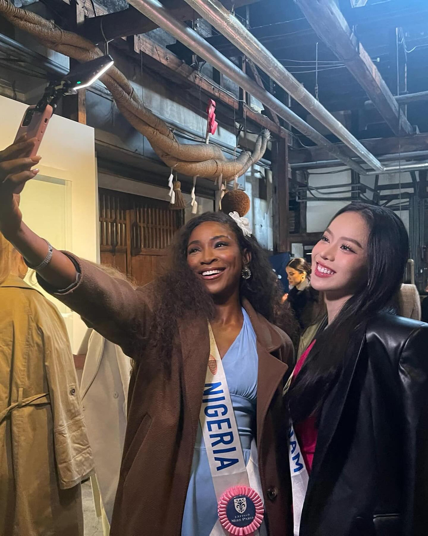 Nàng hậu luôn thân thiện khi đi thi Hoa hậu.