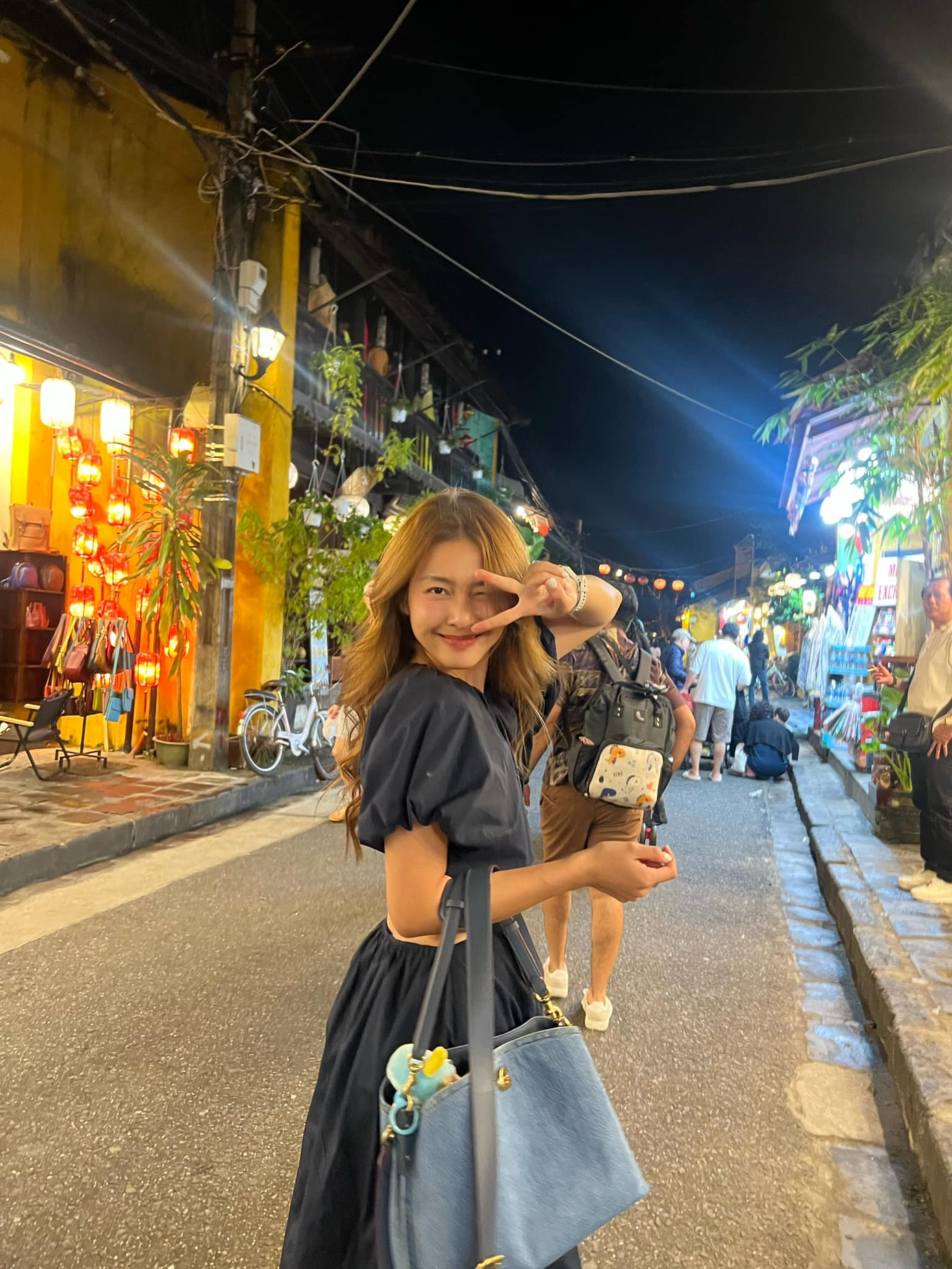 Khả Ngân đang bận rộn quay phim ở nhiều địa điểm.