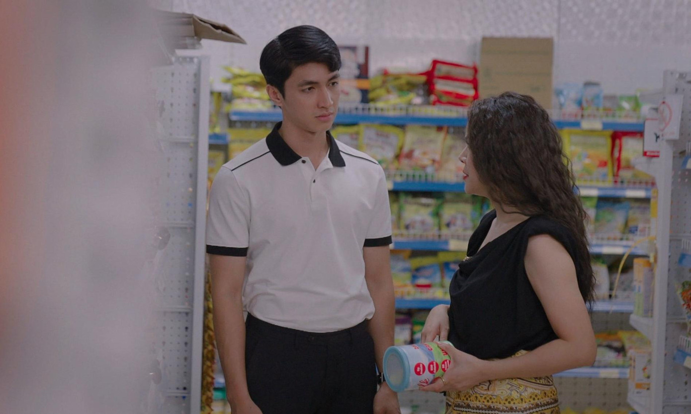 Quân và chị sếp giả vờ đi công chuyện khi bị Sơn Ca phát hiện