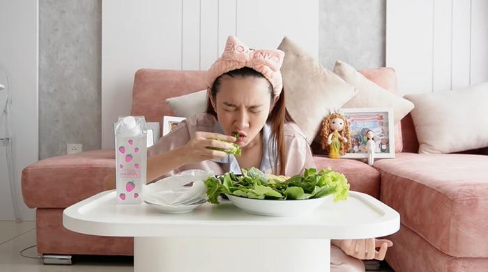 Hóa ra Thùy Tiên không hề biết ăn rau xanh Hóa ra Thùy Tiên không hề biết ăn rau xanh