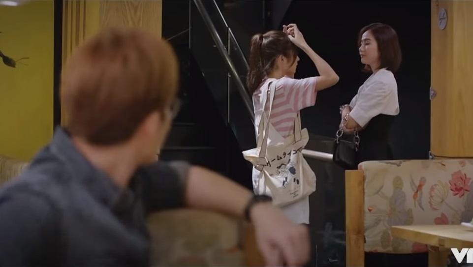 Hai chàng trai ngỡ ngàng khi nhìn thấy chị em Trang và Vân