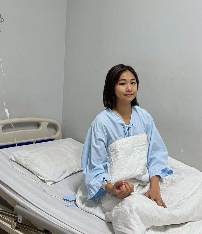 Hình ảnh mới nhất của Ngân Hòa khi điều trị bệnh khác với hai bức ảnh trên. Hình ảnh mới nhất của Ngân Hòa khi điều trị bệnh khác với hai bức ảnh trên.