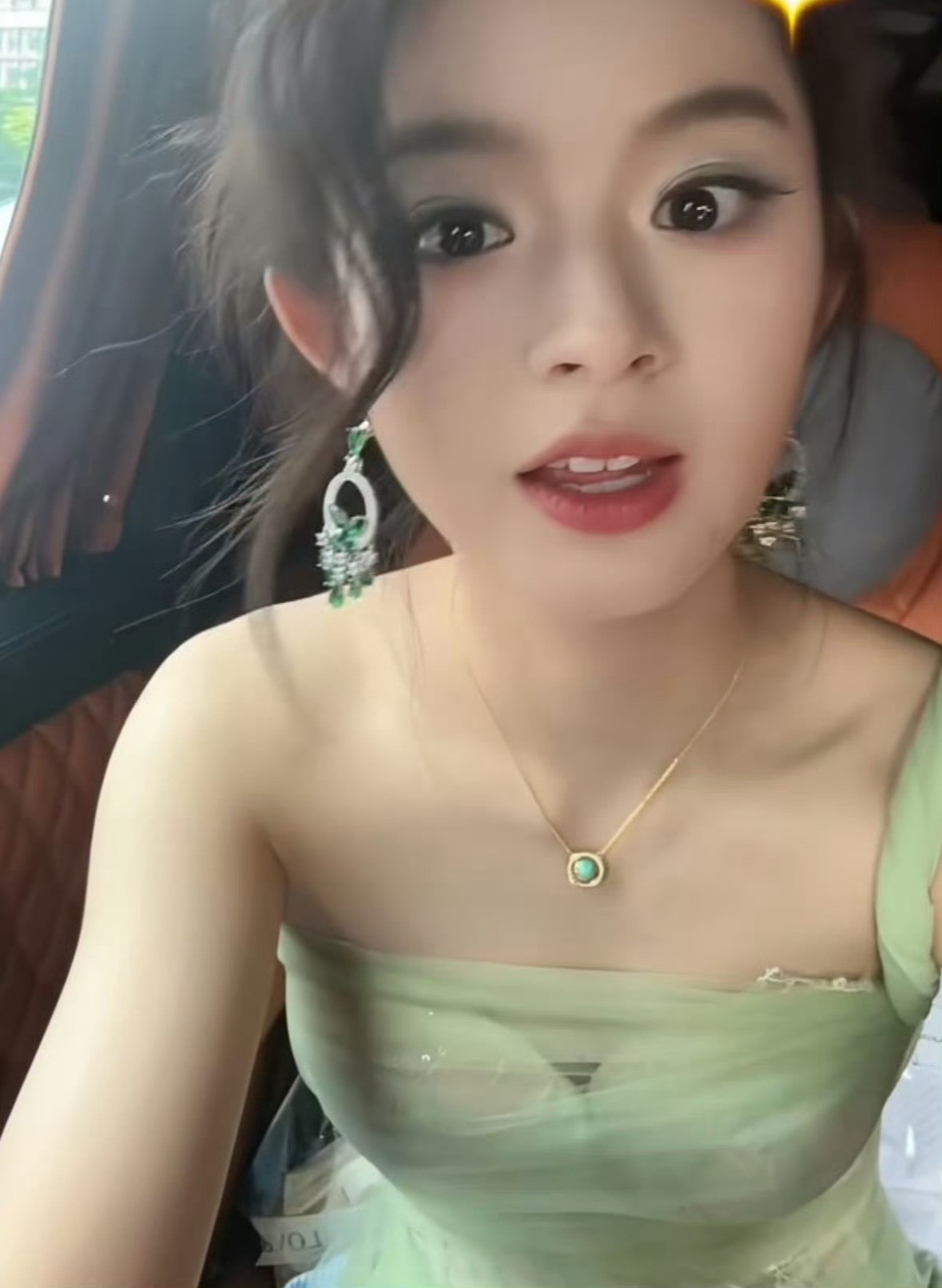 Đôi khuyên tai này trị giá đến 8 tỷ đồng.