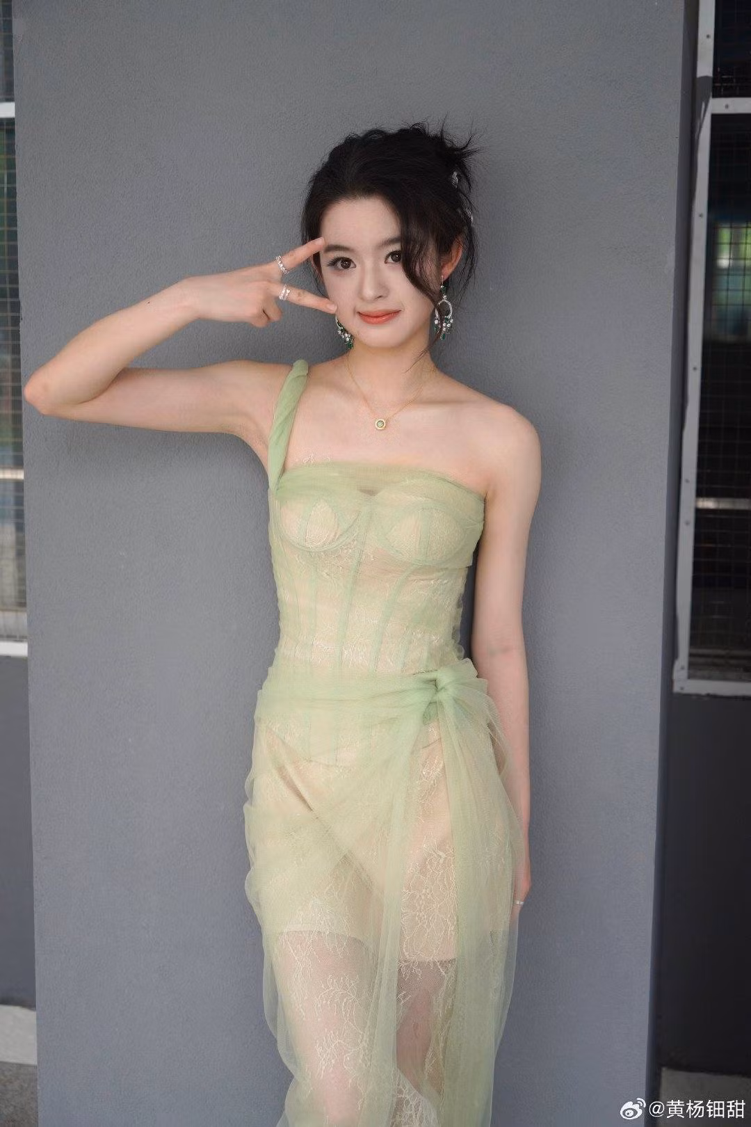 Loạt ảnh gây sóng gió của nữ diễn viên.