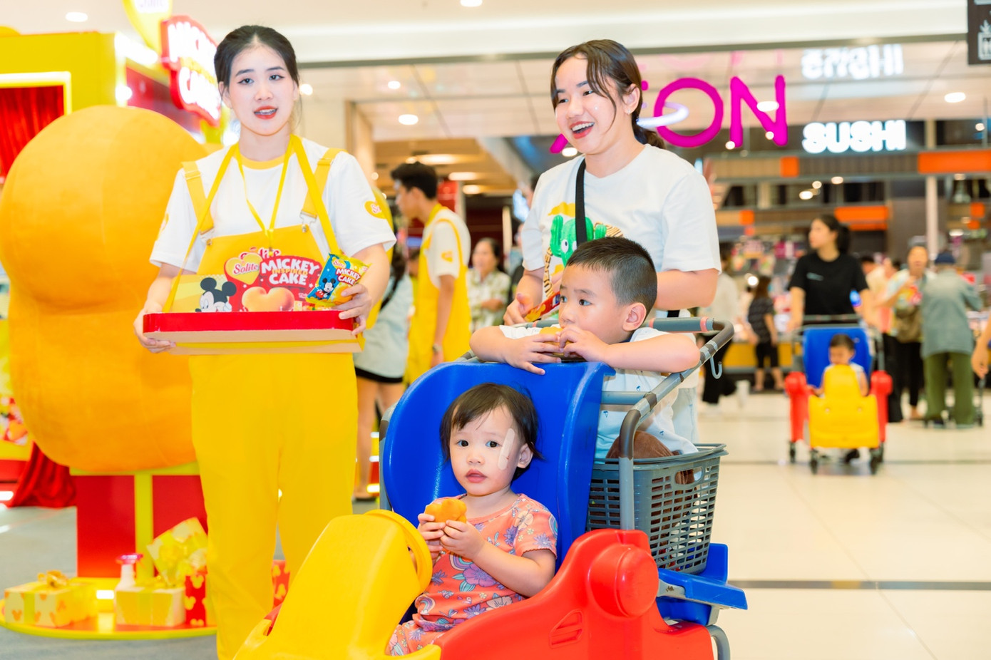 Khách hàng trải nghiệm và nhận được nhiều phần quà hấp dẫn tại sự kiện ra mắt bánh Solite phiên bản Mickey.