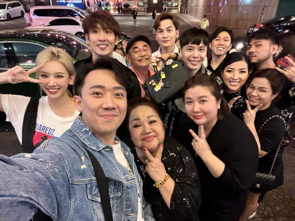 Lâu rồi Hari Won không đi chơi với nhóm bạn thân của chồng như thế này Lâu rồi Hari Won không đi chơi với nhóm bạn thân của chồng như thế này