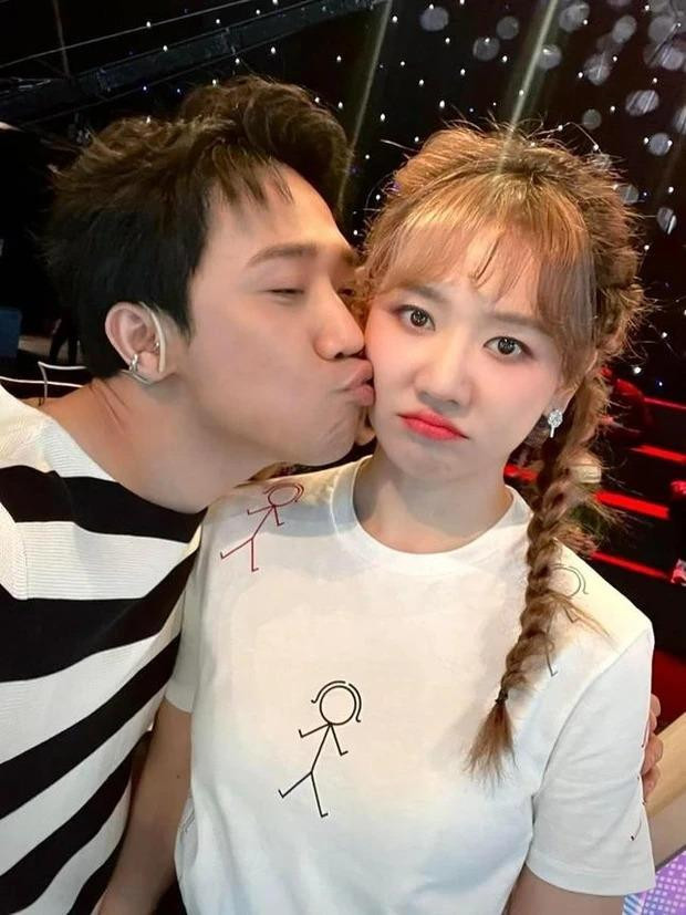 Hari Won không có phản hồi về bức ảnh tình cảm mà Trấn Thành đăng tải Hari Won không có phản hồi về bức ảnh tình cảm mà Trấn Thành đăng tải