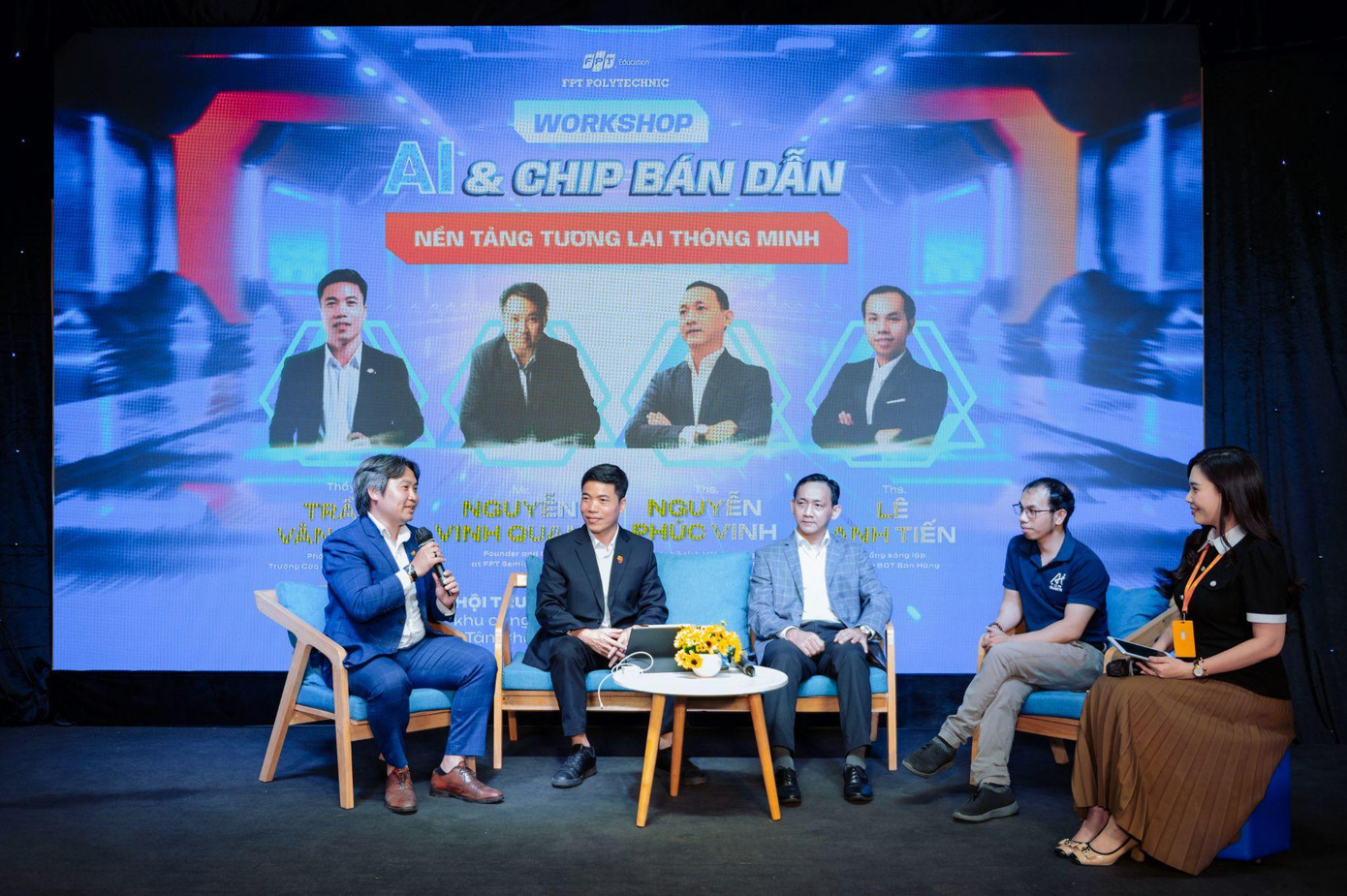 Các diễn giả giải đáp thắc mắc của sinh viên xoay quanh ngành AI & Chip bán dẫn Các diễn giả giải đáp thắc mắc của sinh viên xoay quanh ngành AI & Chip bán dẫn