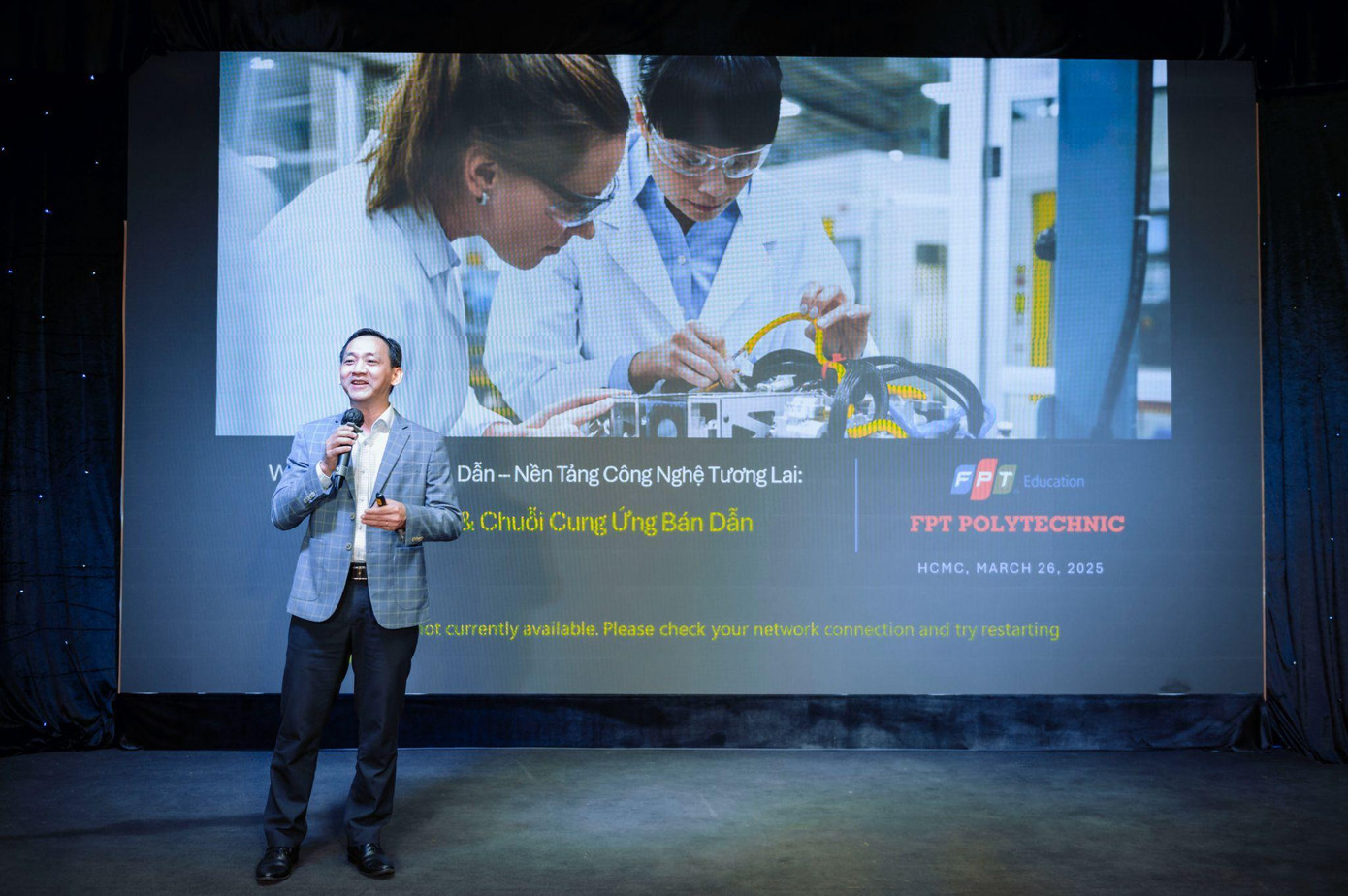 Ths. Nguyễn Phúc Vinh mang tới góc nhìn tổng quan về hệ sinh thái Vi mạch Bán dẫn Việt Nam và cơ hội tham gia chuỗi cung ứng. Ths. Nguyễn Phúc Vinh mang tới góc nhìn tổng quan về hệ sinh thái Vi mạch Bán dẫn Việt Nam và cơ hội tham gia chuỗi cung ứng.