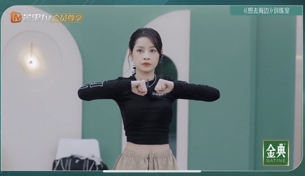 Vì phải trình diễn ca khúc khó nên Chi Pu rất căng thẳng. Vì phải trình diễn ca khúc khó nên Chi Pu rất căng thẳng.