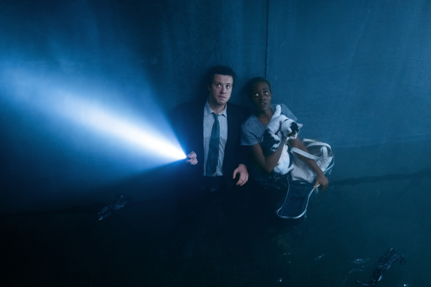 Mọi thứ rơi vào hố đen im lặng. Mọi thứ rơi vào hố đen im lặng.