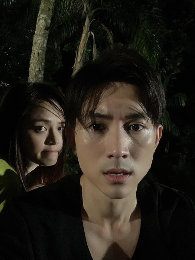 Thy xuất hiện trong cảnh quay đêm ở rừng sâu.