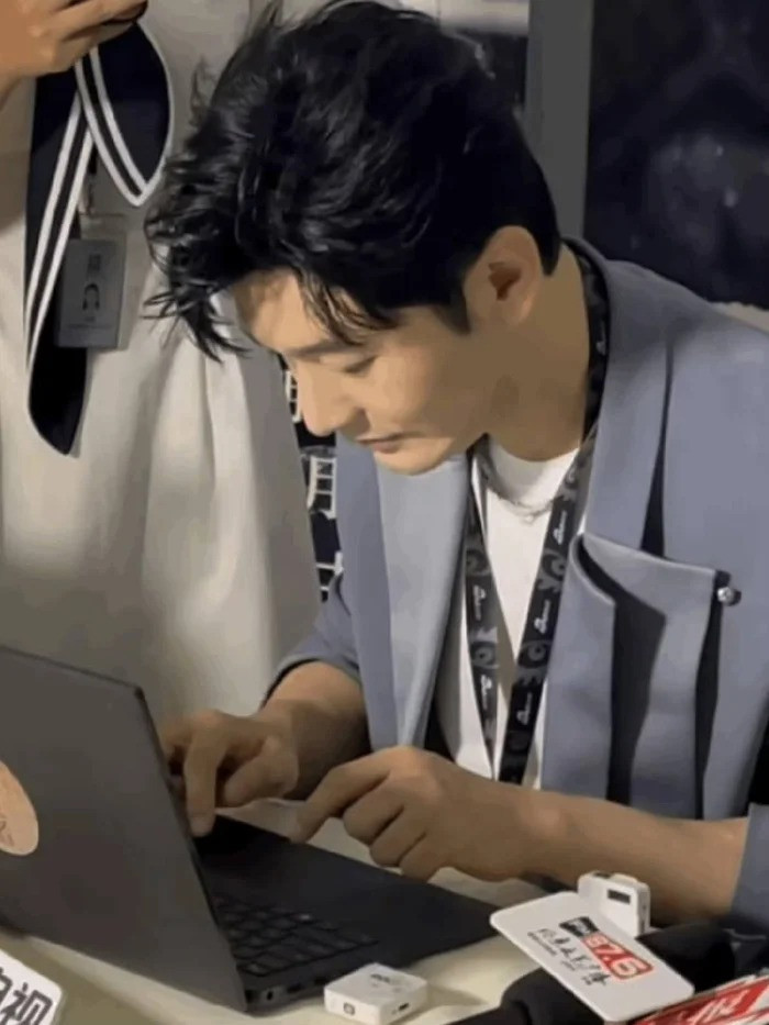 Nam diễn viên thừa nhận mình không biết dùng máy tính. Nam diễn viên thừa nhận mình không biết dùng máy tính.