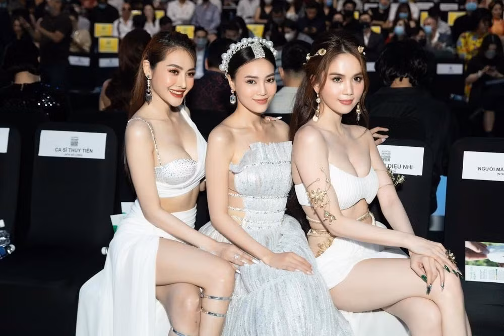 "Tam tai ba cô gái" ồn ào đến mức Thủy Tiên sau đó phải lên tiếng nói đỡ cho Lan Ngọc. "Tam tai ba cô gái" ồn ào đến mức Thủy Tiên sau đó phải lên tiếng nói đỡ cho Lan Ngọc.